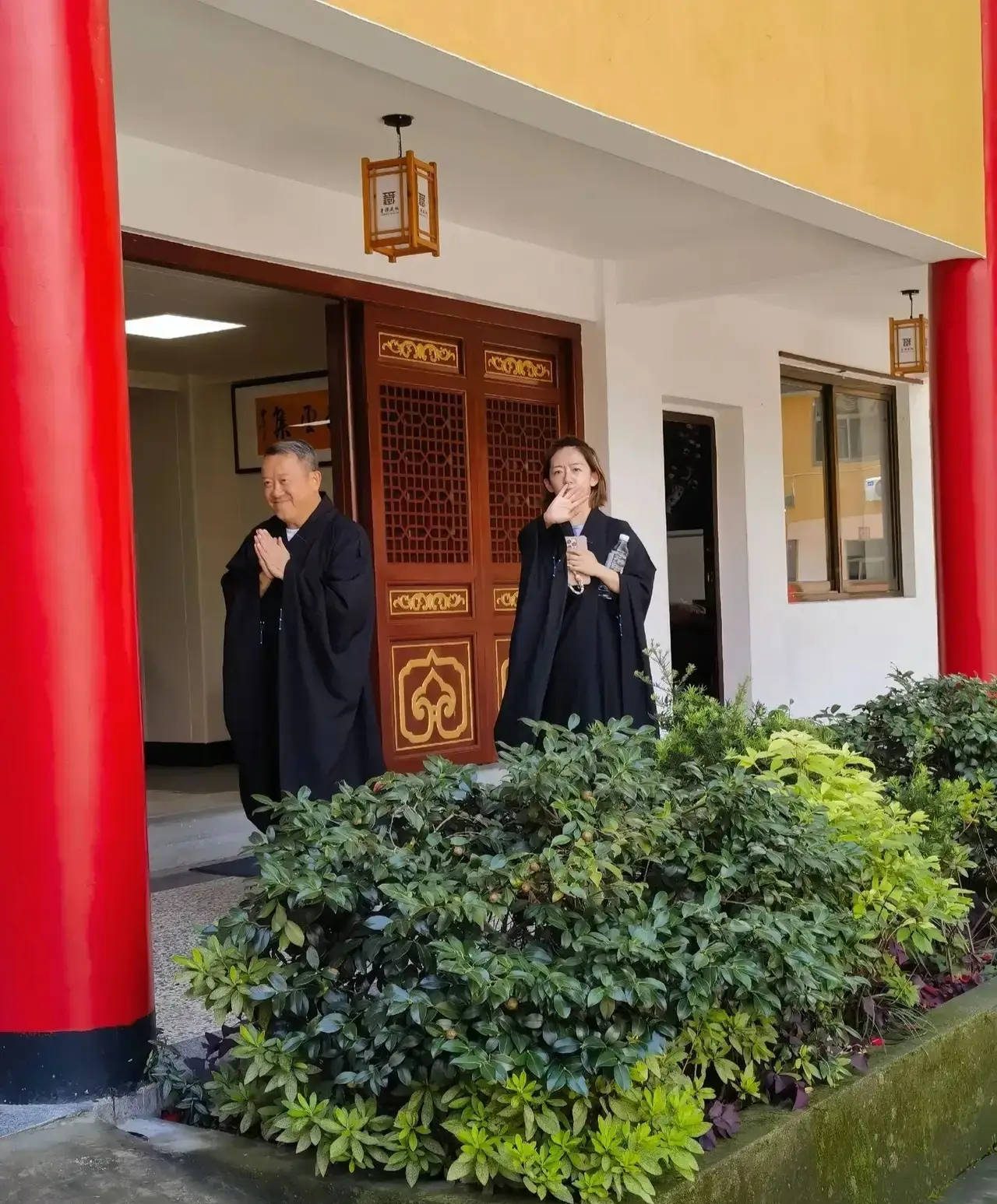 72岁曾志伟现身寺庙做义工被偶遇！身旁还有高挑女子作陪