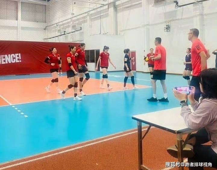 原创             中国女排友谊赛照片曝光！李盈莹搭档庄宇珊，有望回归主力阵容