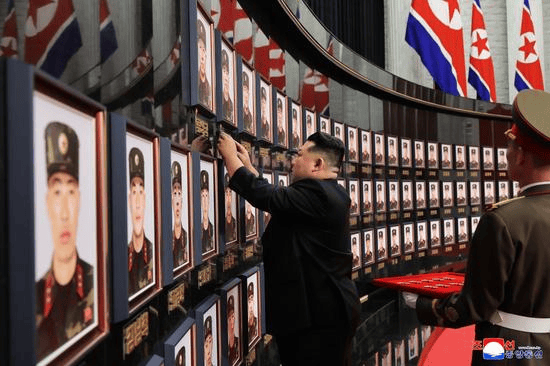金正恩亲迎在俄作战朝军遗骸归国：神色悲痛 眼中含泪