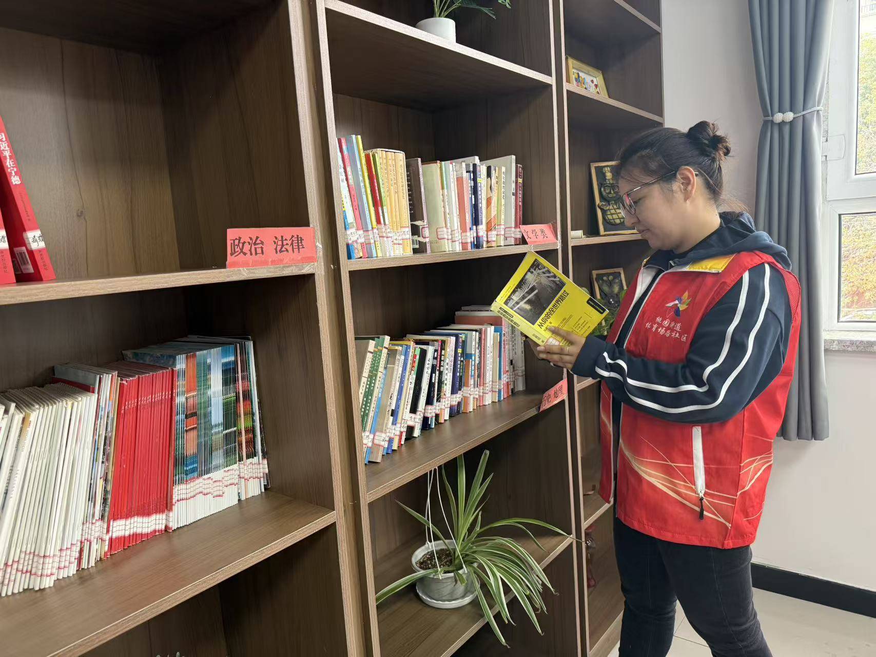 塔城地区沙湾市桃园街道：“扫黄打非”图书专项排查筑牢文化安全“防护