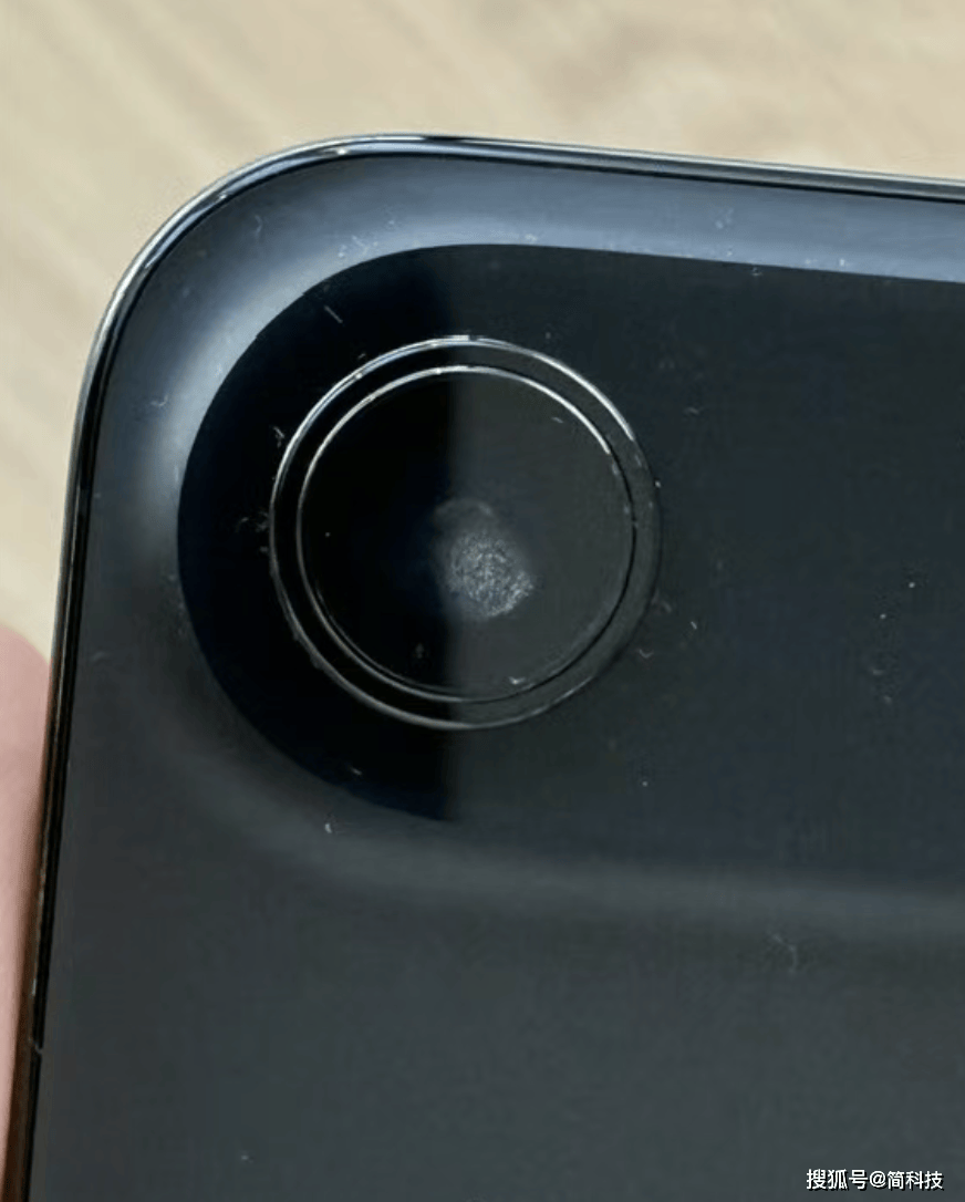原创             iPhone 17 新机翻车：掉漆、镜头起雾、耳塞断裂！苹果回应