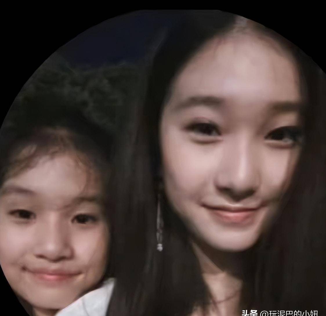 马伊琍女儿在别墅庆生，17岁文君竹颜值赶超妈妈，整完牙更像文章
