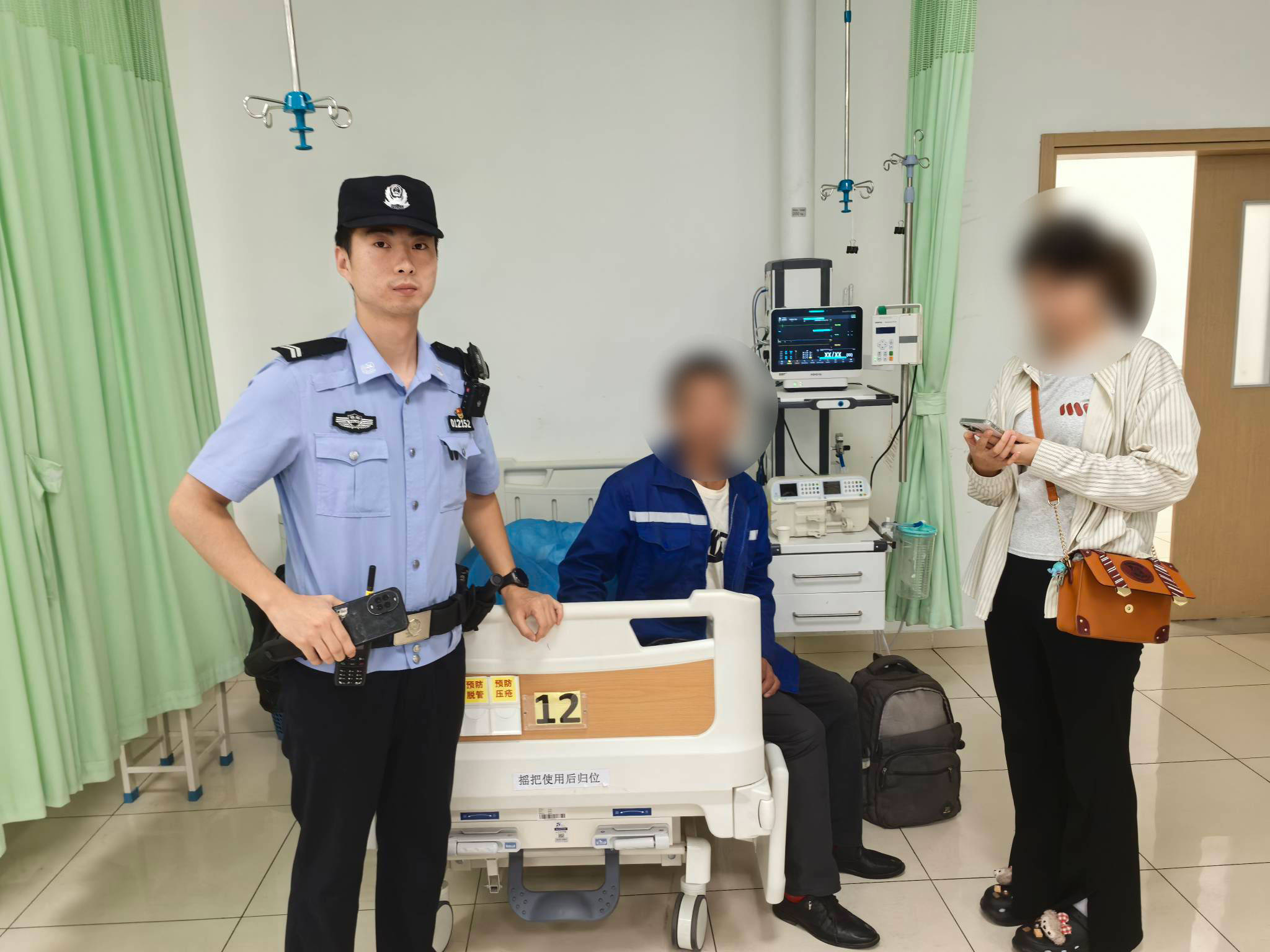 旅客突发心脏疾病倒地 急！警医车站联手救助！ 暖！