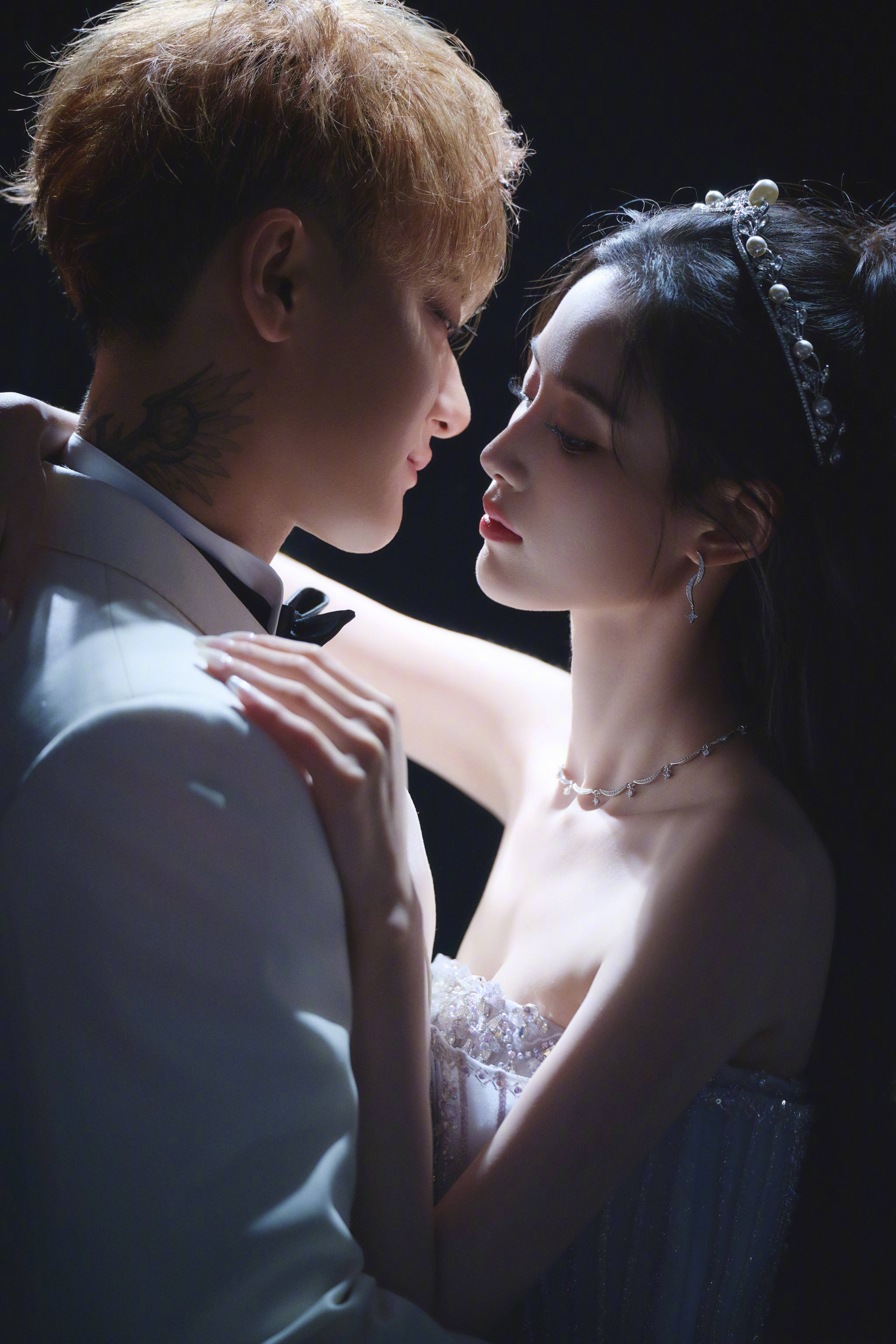 黄子韬徐艺洋婚纱照曝光，男方三套礼服均来自MR.DANDY特别定制