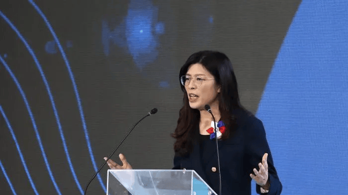 一般首秀致辞，不都是捧着稿子念吗？可郑丽文今天全程脱稿，还对两岸的主张说得条理分明