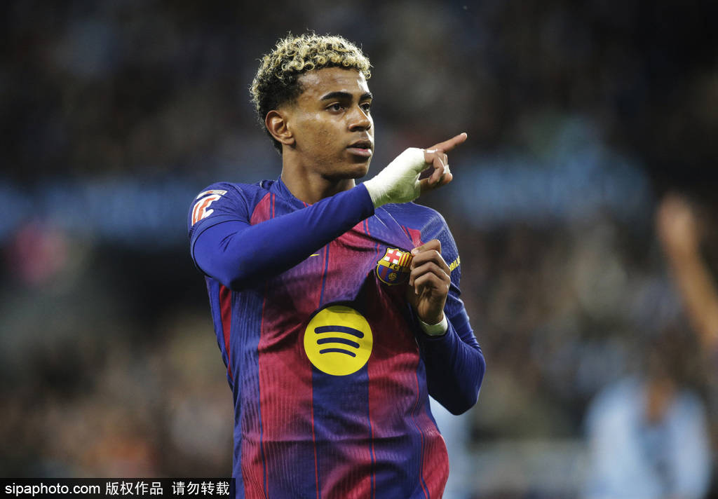 西甲-莱万戴帽亚马尔破门拉什福德2助攻 巴萨4-2塞尔塔