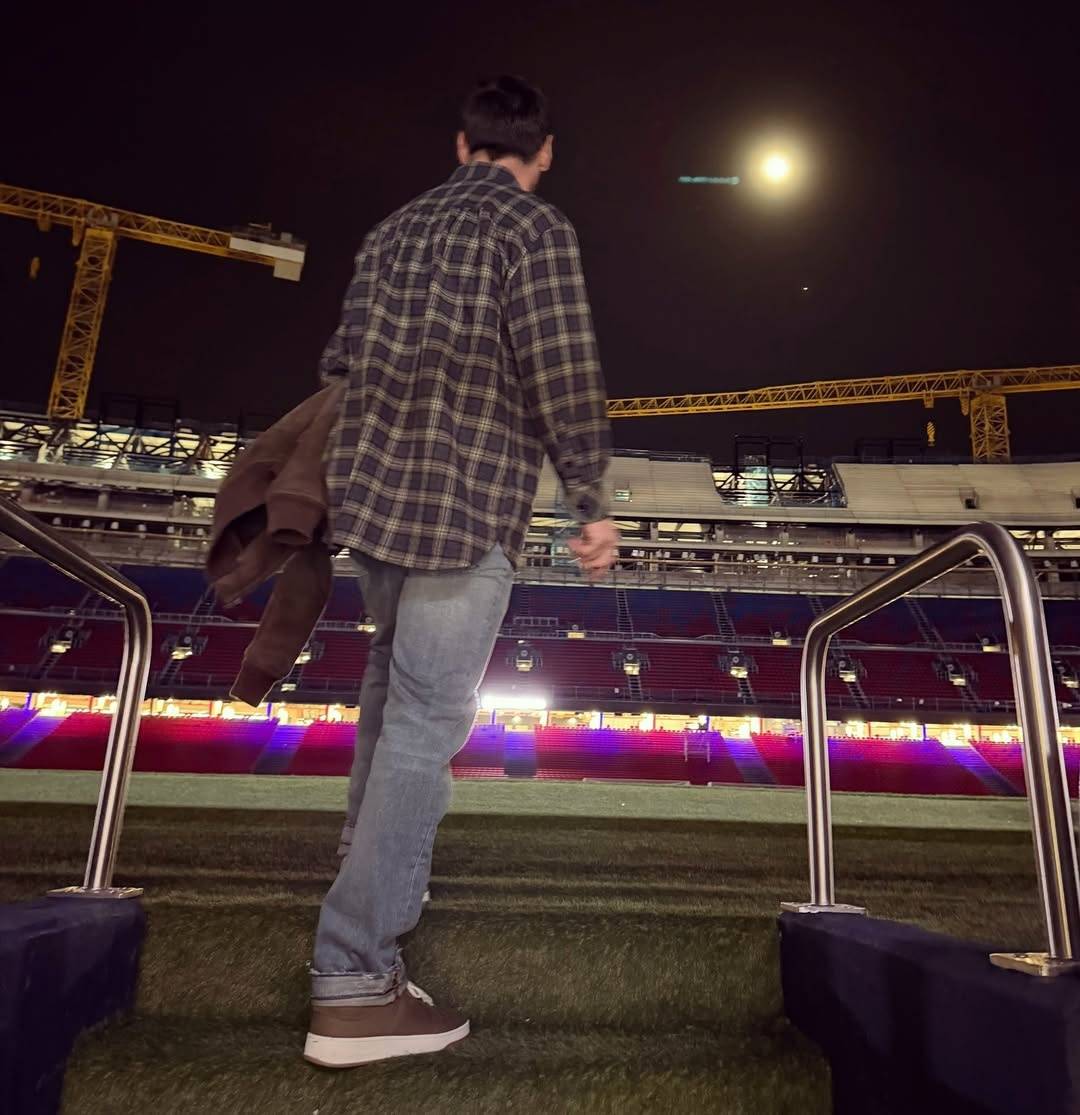 梅西晒照重返诺坎普！西媒：巴萨事先不知情 德保罗陪他去的