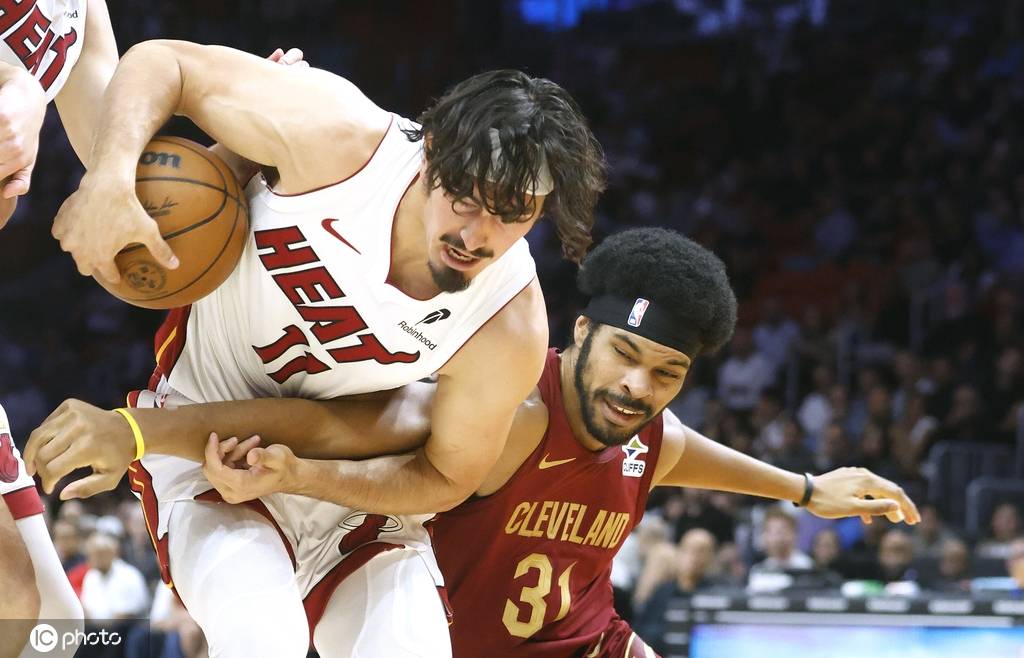 维金斯0.4秒空接绝杀米切尔28+15 热火加时击败骑士