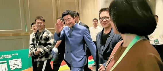 李连杰吴京一同出镜,李连杰婉转回应吴京热梗,强调吴京付出很多