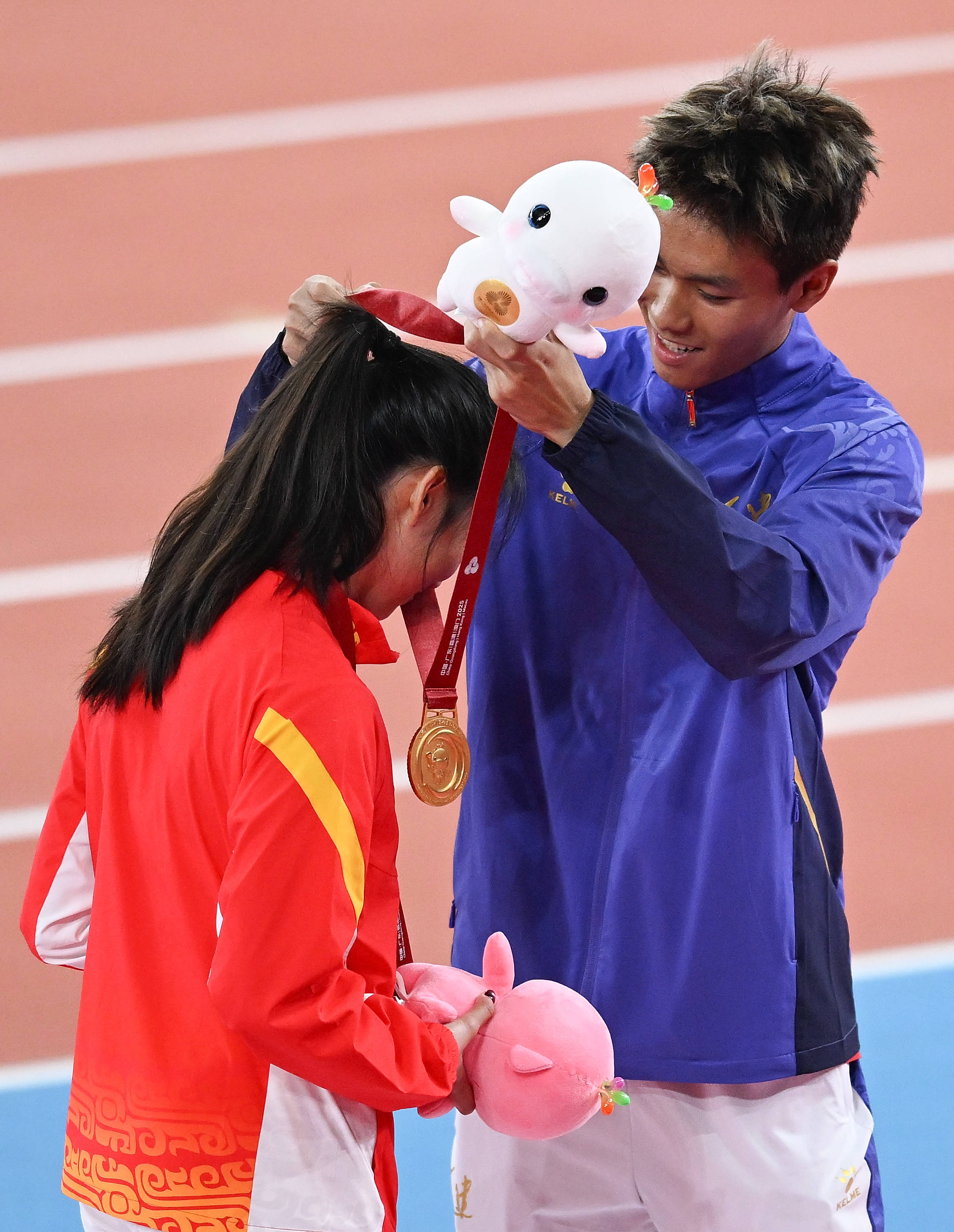 新华社：火了的田径情侣女主 原来还有这样的人生