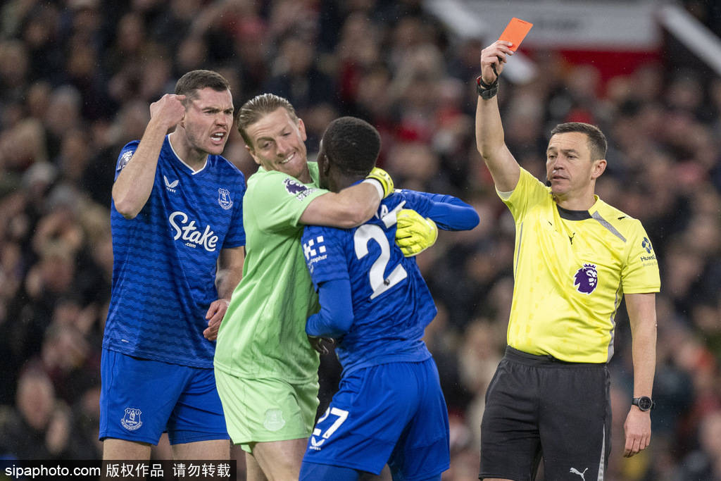 离谱!埃弗顿主力伤退+内讧染红 曼联80分钟多打1人仍输球
