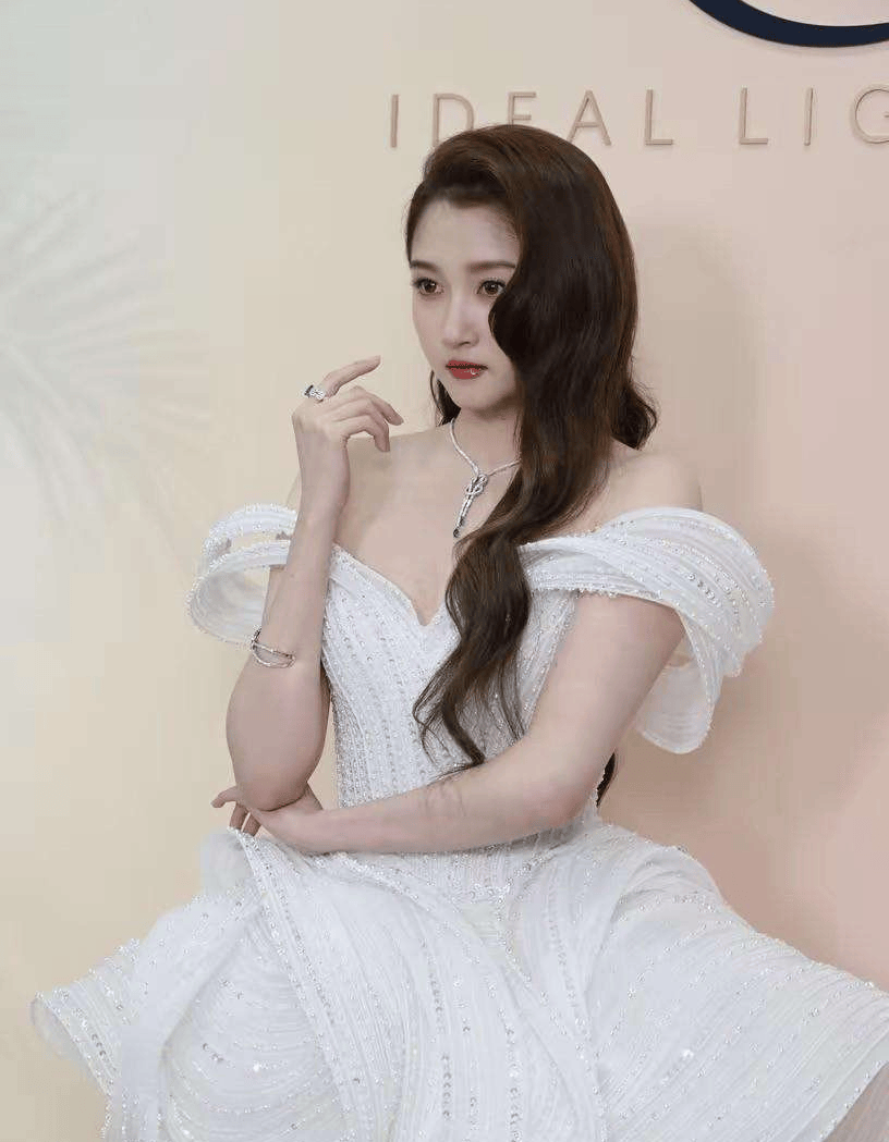 不是放不下鹿晗,28岁关晓彤亮明婚姻观:感情非必选,自由是刚需