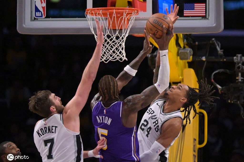 湖人被马刺残阵打到七寸 老詹重掌球权拖累里夫斯？