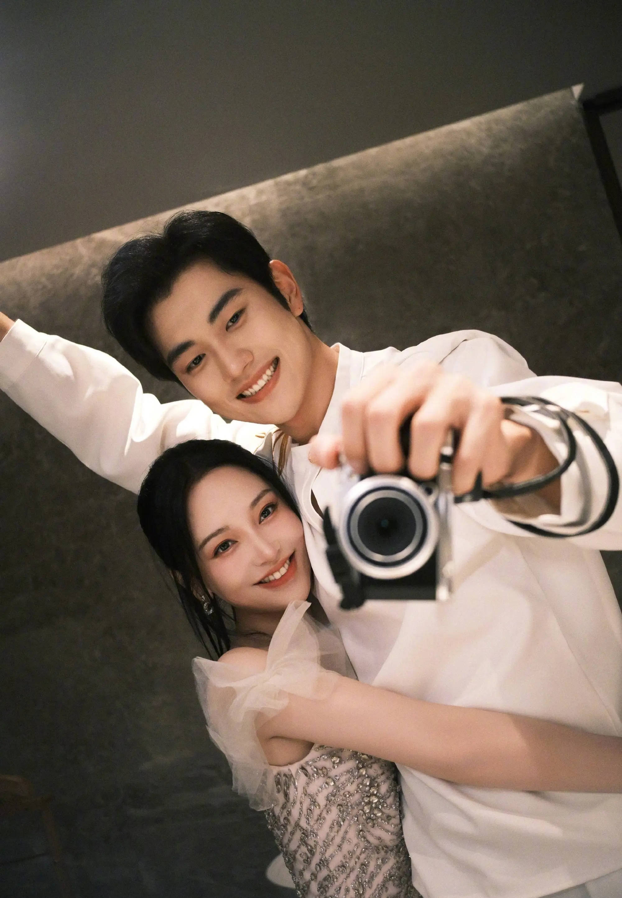 金莎宣布被男友孙丞潇求婚！二人在冰岛拥抱热吻好浪漫