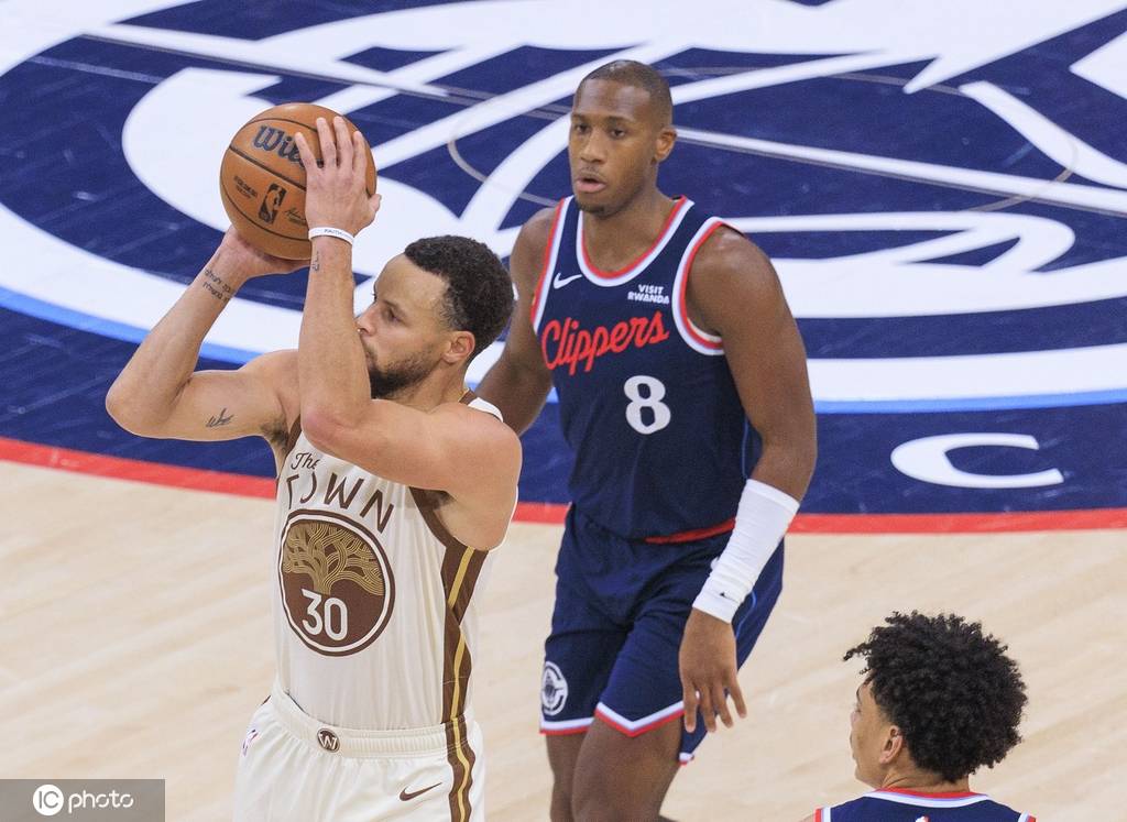 库里6犯毕业科尔被驱逐 勇船老头局竟遭菜鸟抢镜？