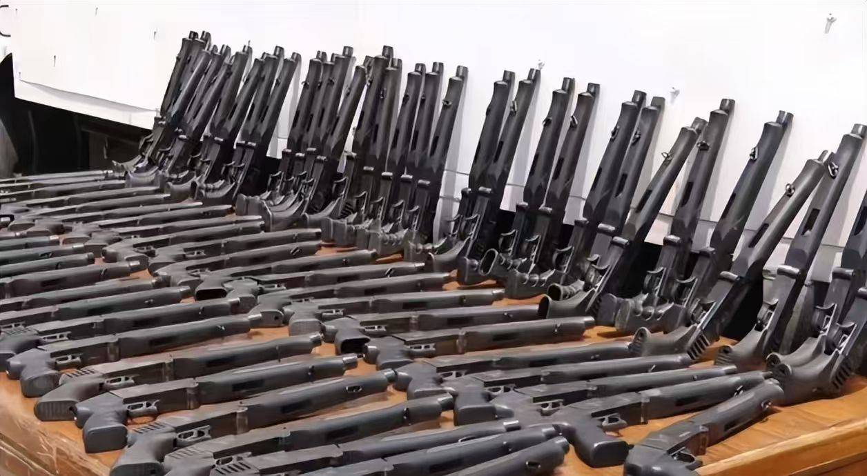 伊朗平叛大捷，截获6万支枪，美国策反遭军队拒绝，伊朗给委内瑞拉上一课