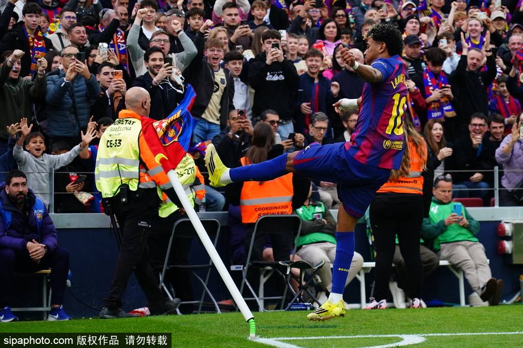 西甲-亚马尔演帽子戏法破纪录 巴萨4-1黄潜领先皇马4分