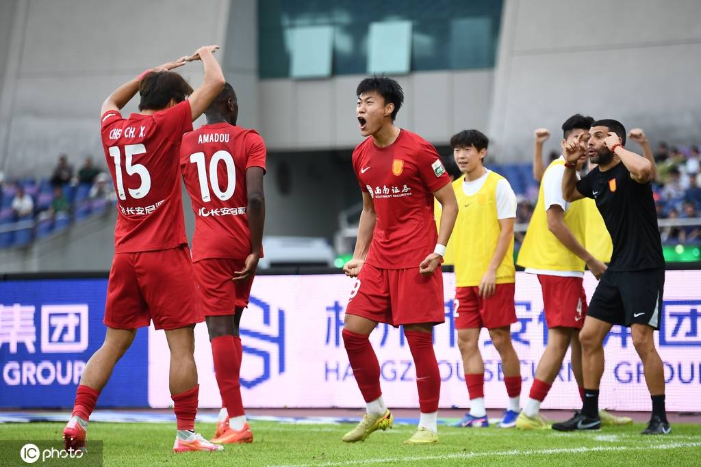 中超-杜月徵制胜米特里策染红 重庆铜梁龙1-0浙江4轮不败