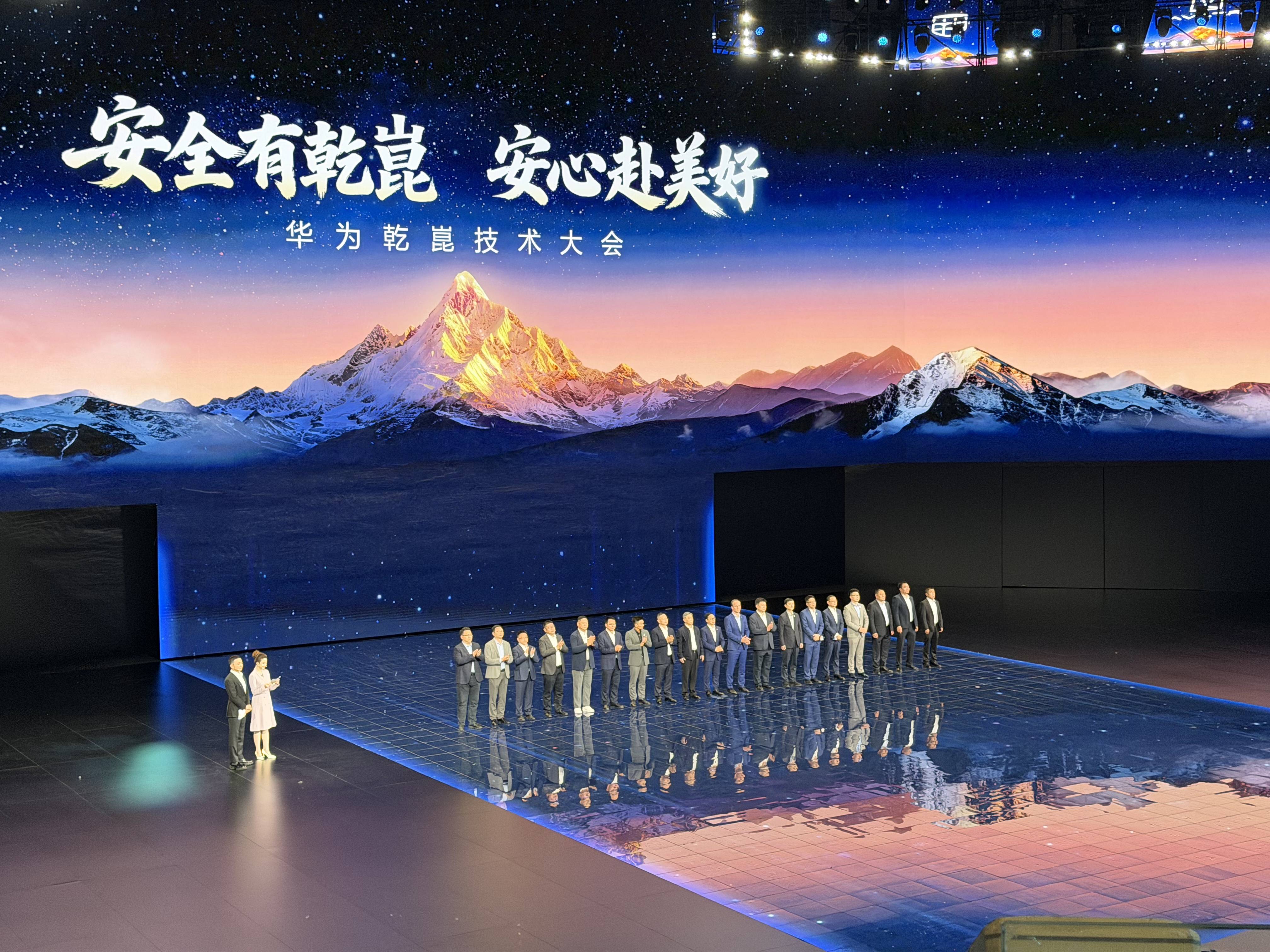 华为乾崑ADS 5深度拆解:云端多智能体博弈与安全风险场重构智驾底层逻辑 汽车科技 华为乾崑ADS 5深度拆解:云端多智能体博弈与安全风险场重构智驾底层逻辑 汽车科技