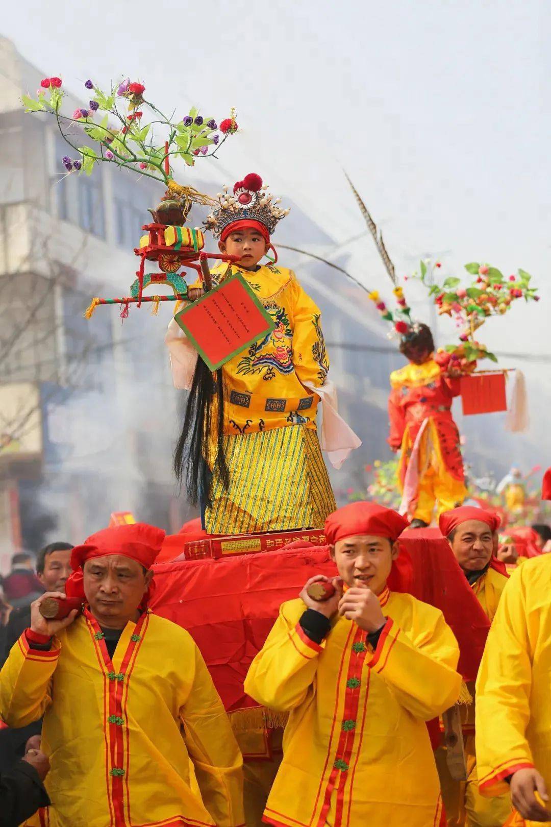 望寄托在天神身上,抬故事的风俗就是起源于他们向天神祈福的美好愿望。
