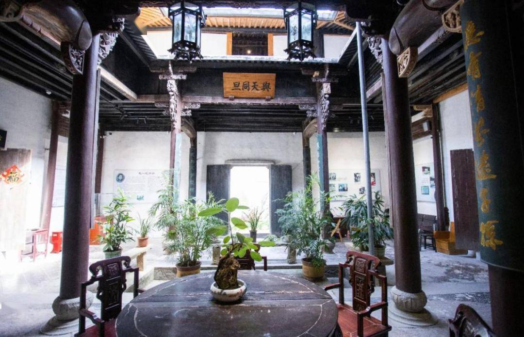 雍容典雅。园子不大，但厅堂轩敞，风格古朴凝重，颇有书香门第的情韵。