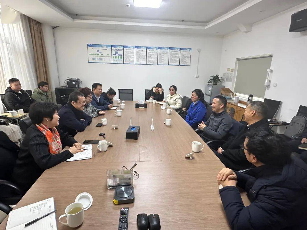 3 月 4～5 日，中国纺联副会长李陵申，中产协会长李桂梅、副会长段守江一行赴台州市调研产业用纺织品行业发展状况， 实地走访台州宇星制针有限公司、 浙江华基环保科技有限公司、浙江严牌过滤技术股份有限公司、浙江恒泽环境科技有限公司、浙江得威德环保科技股份有限公司等重点企业以及天台县在建滤料博物馆，与天台县政府领导及30余家集群骨干企业召开座谈会，就天台县过滤产业高质量发展进行深入交流。