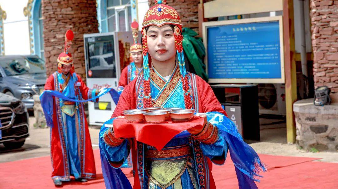 们到来；代表敬意的蓝色哈达、隆重热情的下马酒仪式，为我们接风洗尘。
