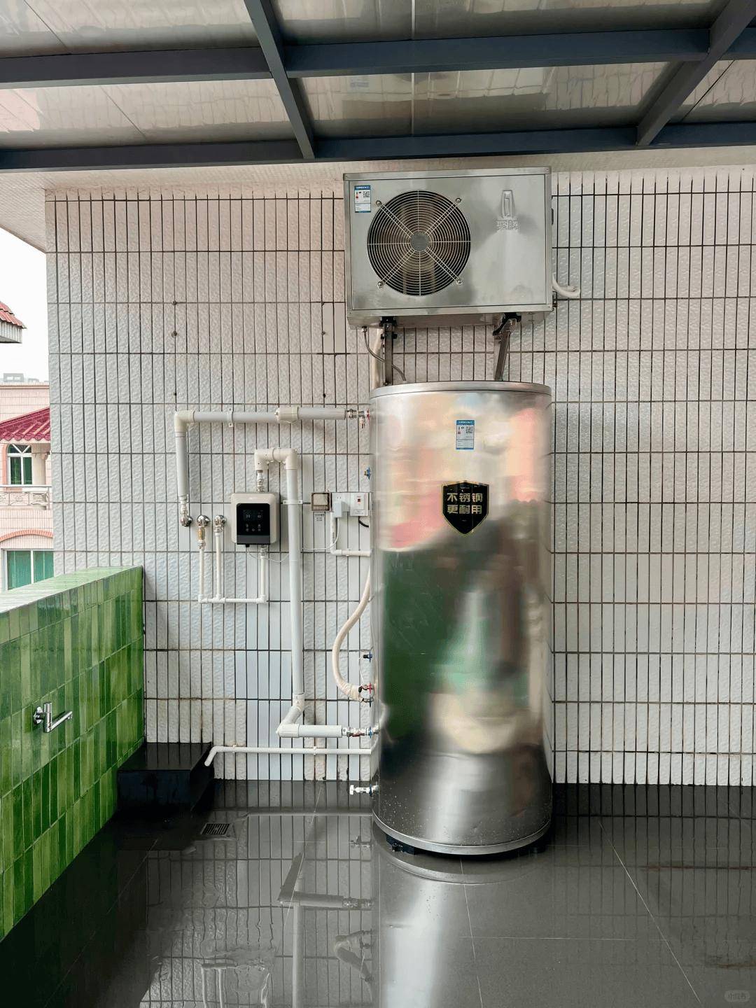 农村装太阳能和电热水器哪种划算？听内行人说完，幸好装对了