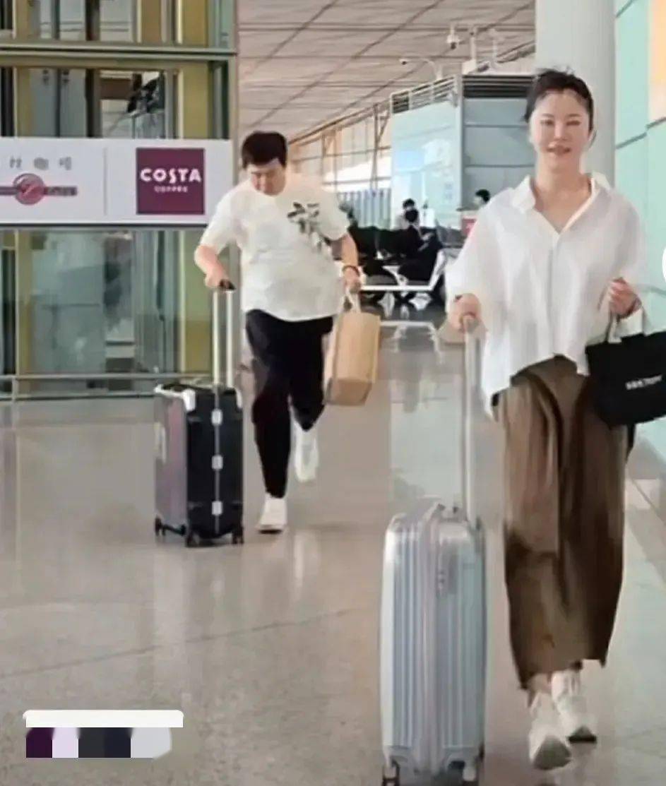付笛声夫妻国外旅游，晒照美颜也难掩老态，任静虽然穿的很嫩，但神态就是中年人！
