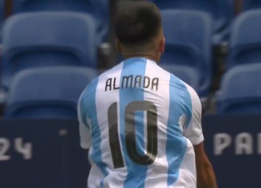 小蜘蛛助攻！阿尔马达凌空低射破门，阿根廷国奥1-0领先伊拉克