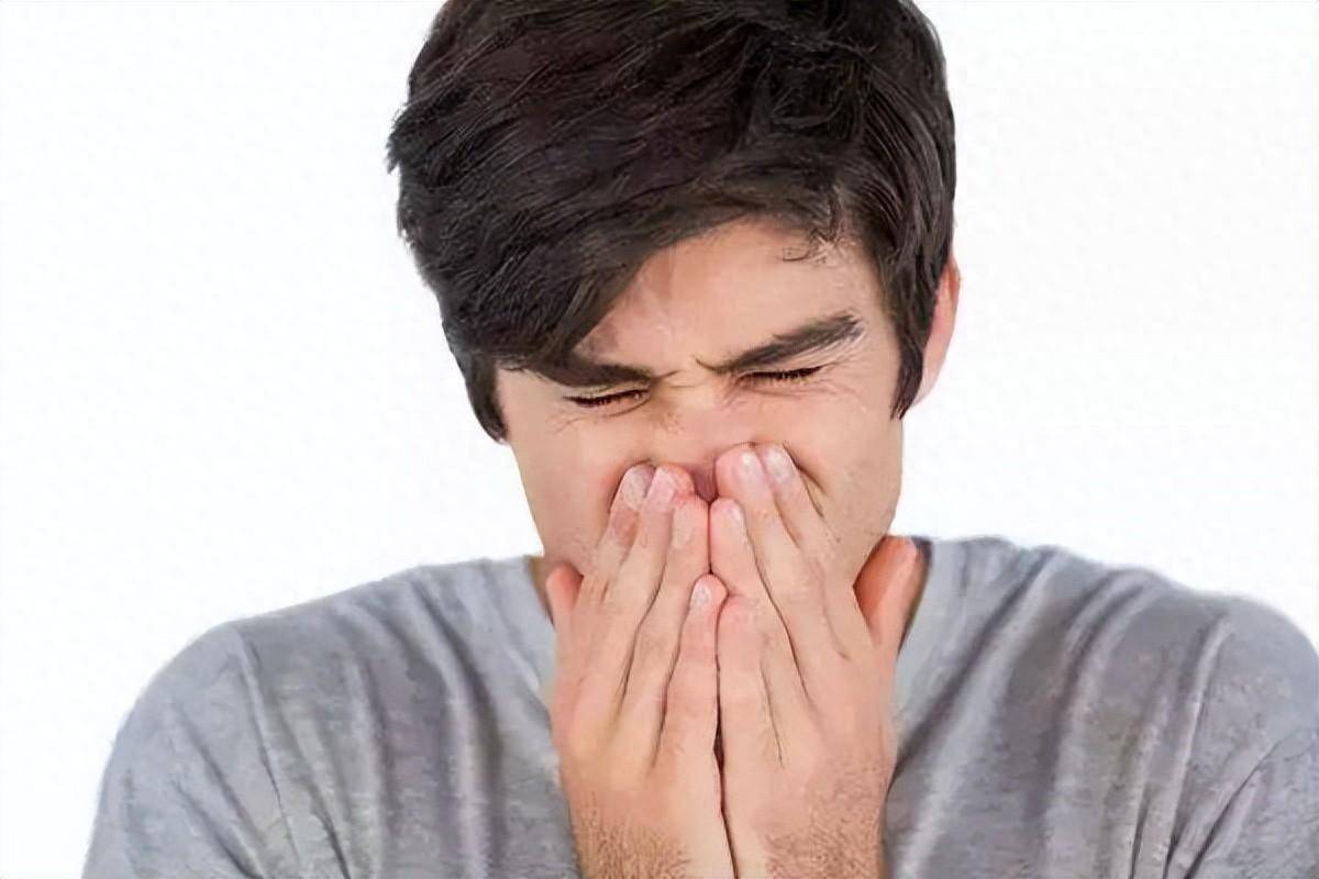 为啥嘴巴里总是有异味？医生提醒：老年人嘴里有味，当心这些疾病