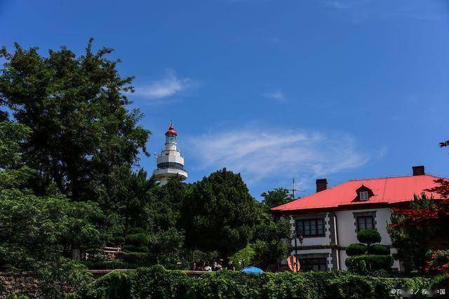 烟台山公园，位于山东省烟台市，是一座历史悠久的滨海公园