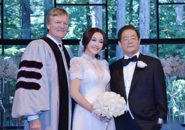 刘晓庆婚纱照意外流出冻龄容颜惊艳众人这哪是70多岁的样子？(图3)