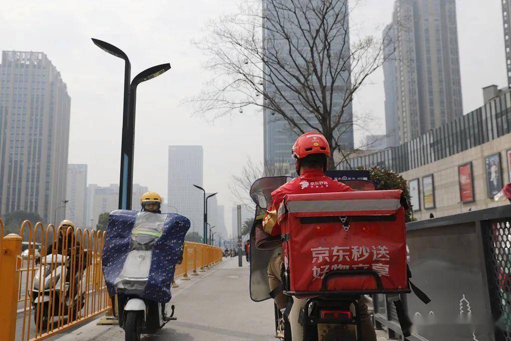 谁能接住刘强东亲手送的外卖？