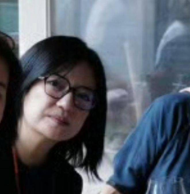 赵薇与好友聚会照流出，素颜出镜发福严重，手臂上长了一个大包