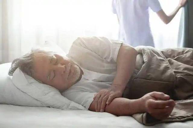 “8小时睡眠论”是错的？医生：年过65岁后，最佳睡眠时间是多久