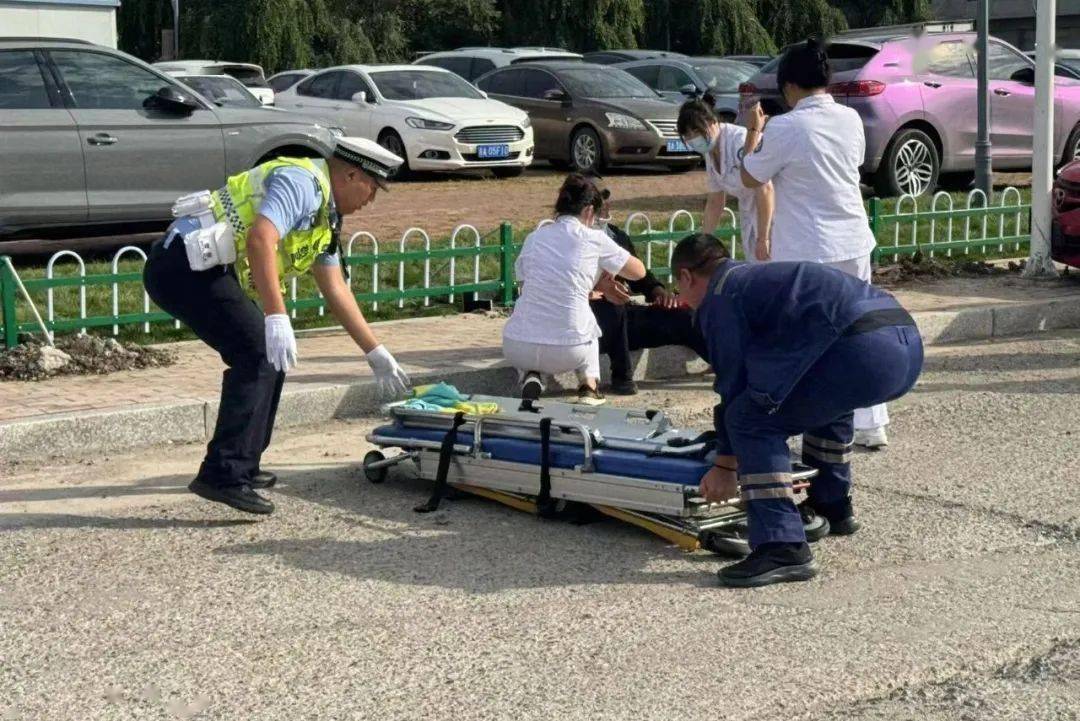 吉林省公安厅机场公安局交警支队联合多部门开展道路交通事故应急救援演练
