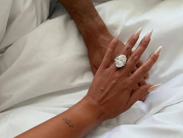 伟德国际C罗百万求婚钻戒算啥？被富养9年的乔治娜日常自带闪耀滤镜