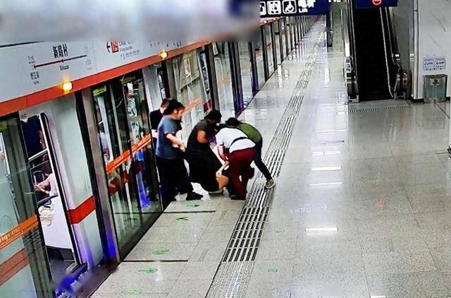17分钟！武汉地铁生死急救，多人联手抢回一条年轻生命