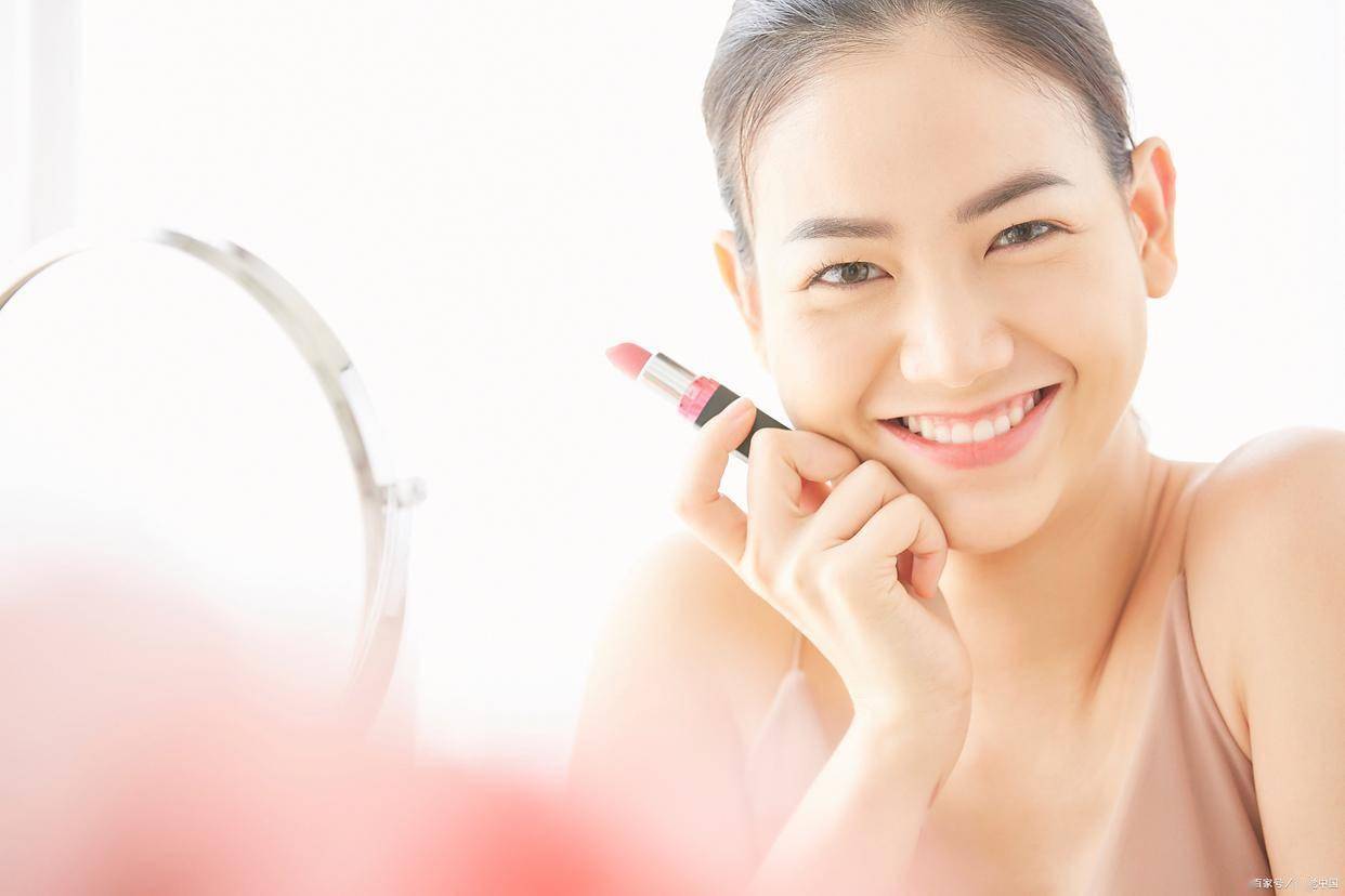 原创中医所说的湿气重，表现在皮肤上有哪些症状？皮肤出油、湿疹反复？不是护肤品没用，是你没看懂湿气的7个“皮肤暗号”！