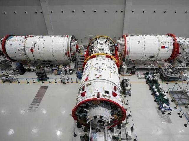 太空碎片威胁升级,神舟二十号飞船遭撞击,6名航天员能否长驻?