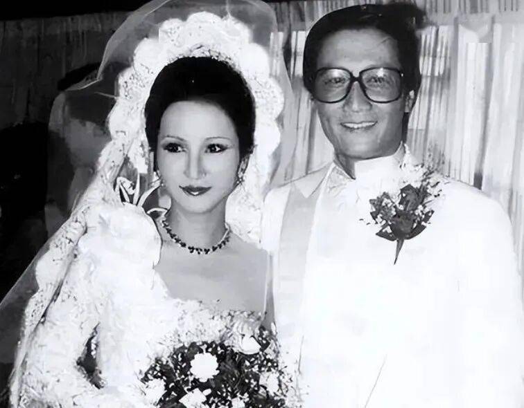 谢霆锋生日和父母聚会!谢贤老到不敢认,狄波拉涂绿指甲油似少女