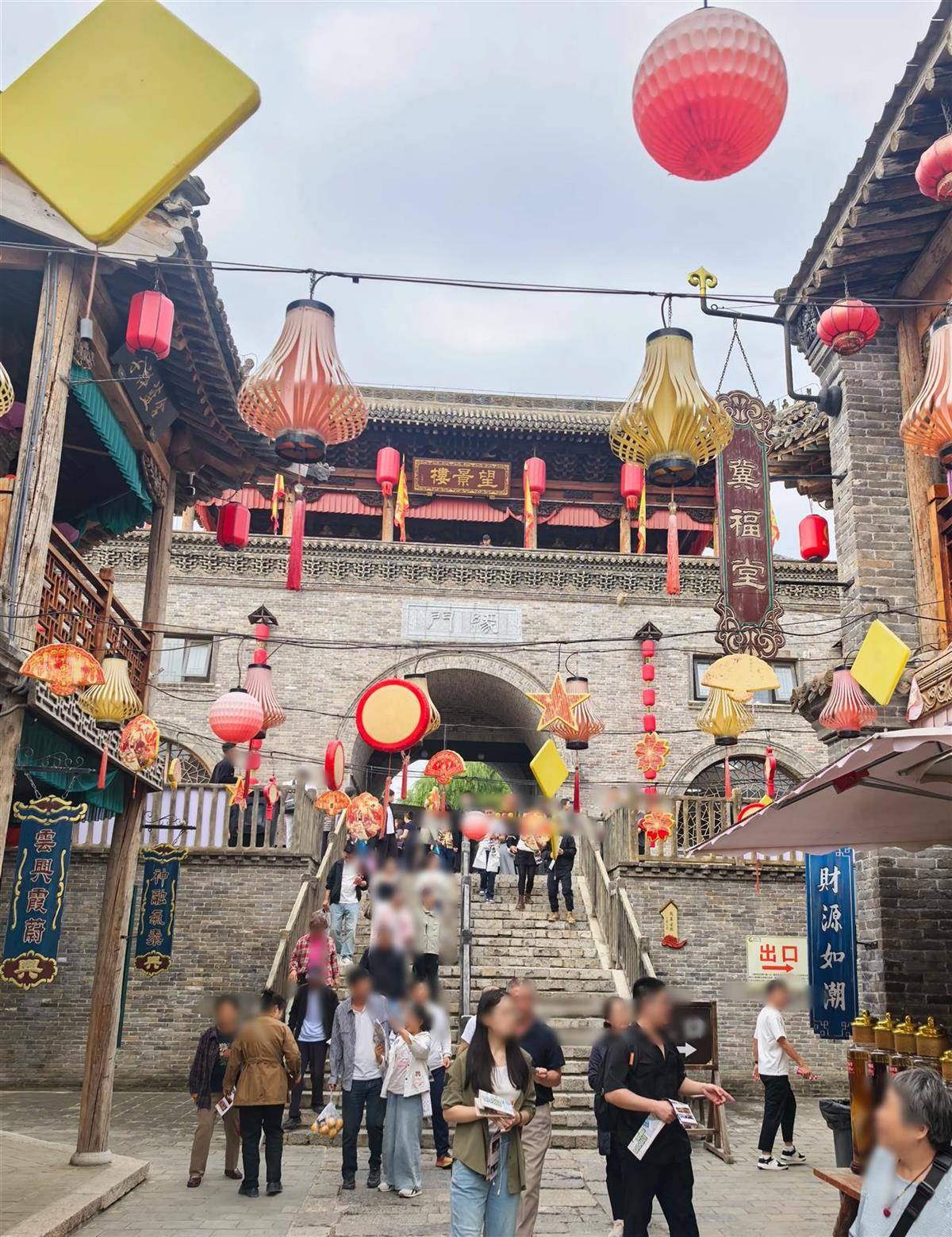 石家庄一景区大门上方楼阁垮塌,屋顶被掀、建筑构件散落地面,当地:暂未接到人员伤亡报告