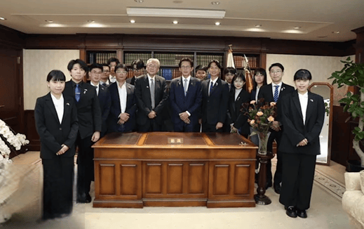 与高市早苗办公桌合影，台政客被群嘲