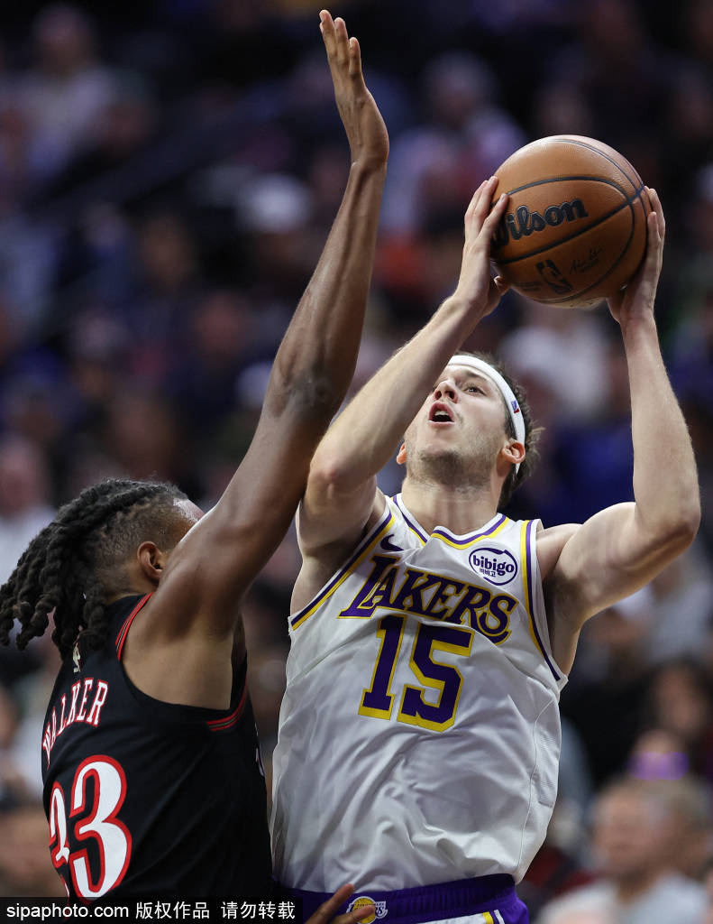 NBA交易动态：独行侠对安东尼·戴维斯交易保持观望态度