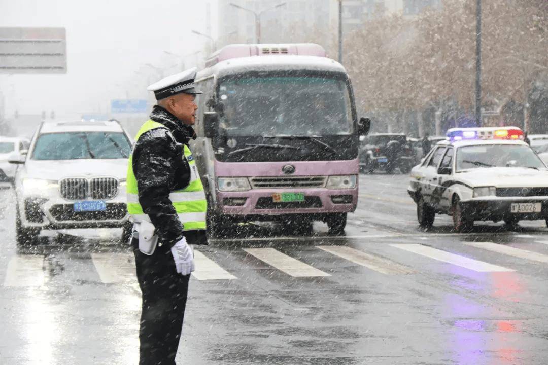 风雪中的守护 | 风雪“豫”警,温暖守护! 风雪中的守护 | 风雪“豫”警,温暖守护!