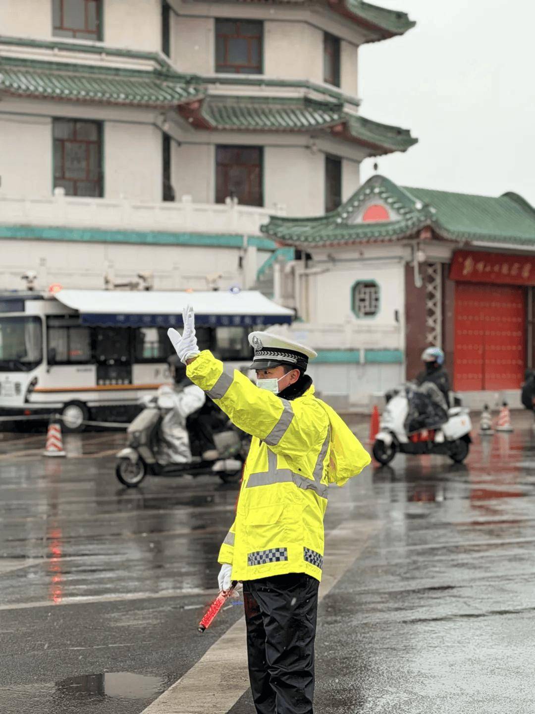 风雪中的守护 | 风雪“豫”警,温暖守护! 风雪中的守护 | 风雪“豫”警,温暖守护!