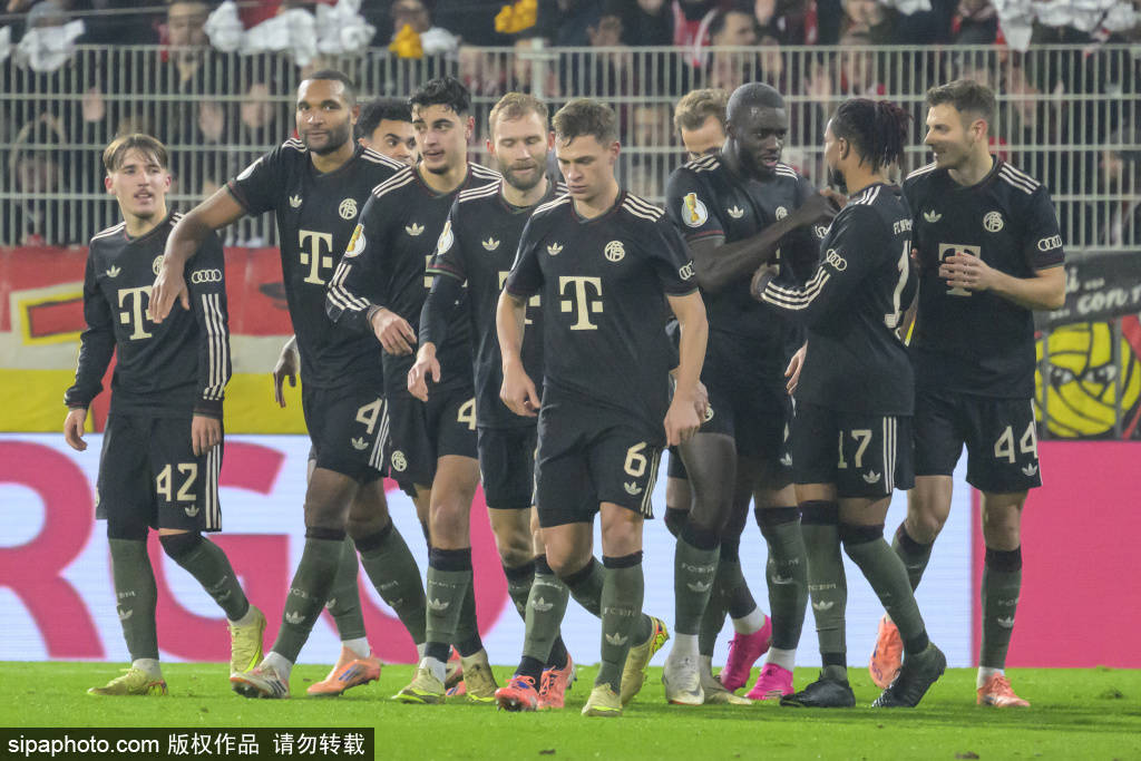 卡尔斯双响助圣保利逆境求生，十人应战绝地反击