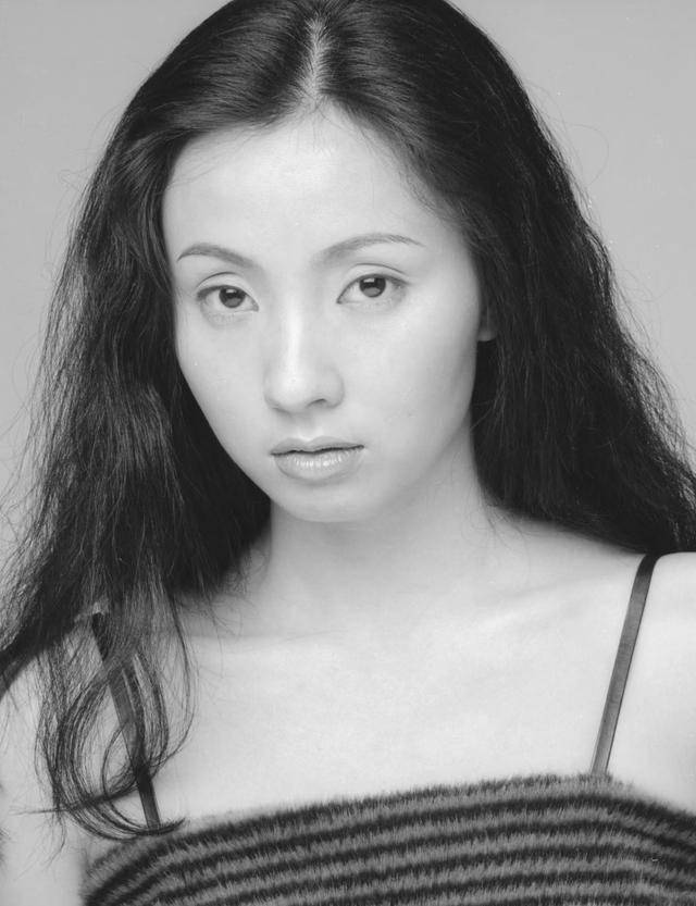 53岁陶虹与家人聚餐,17岁女儿徐小宝变漂亮了,长得像爸爸徐峥