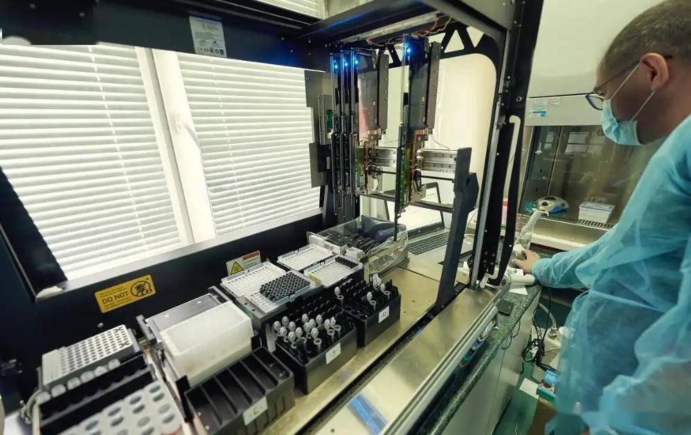 外媒：中国已经研制出光刻机后，光刻胶马上成为了比光刻机更卡脖子的黑科技！可大家不知道，全球光刻胶市场，90%以上的份额都被日本垄断